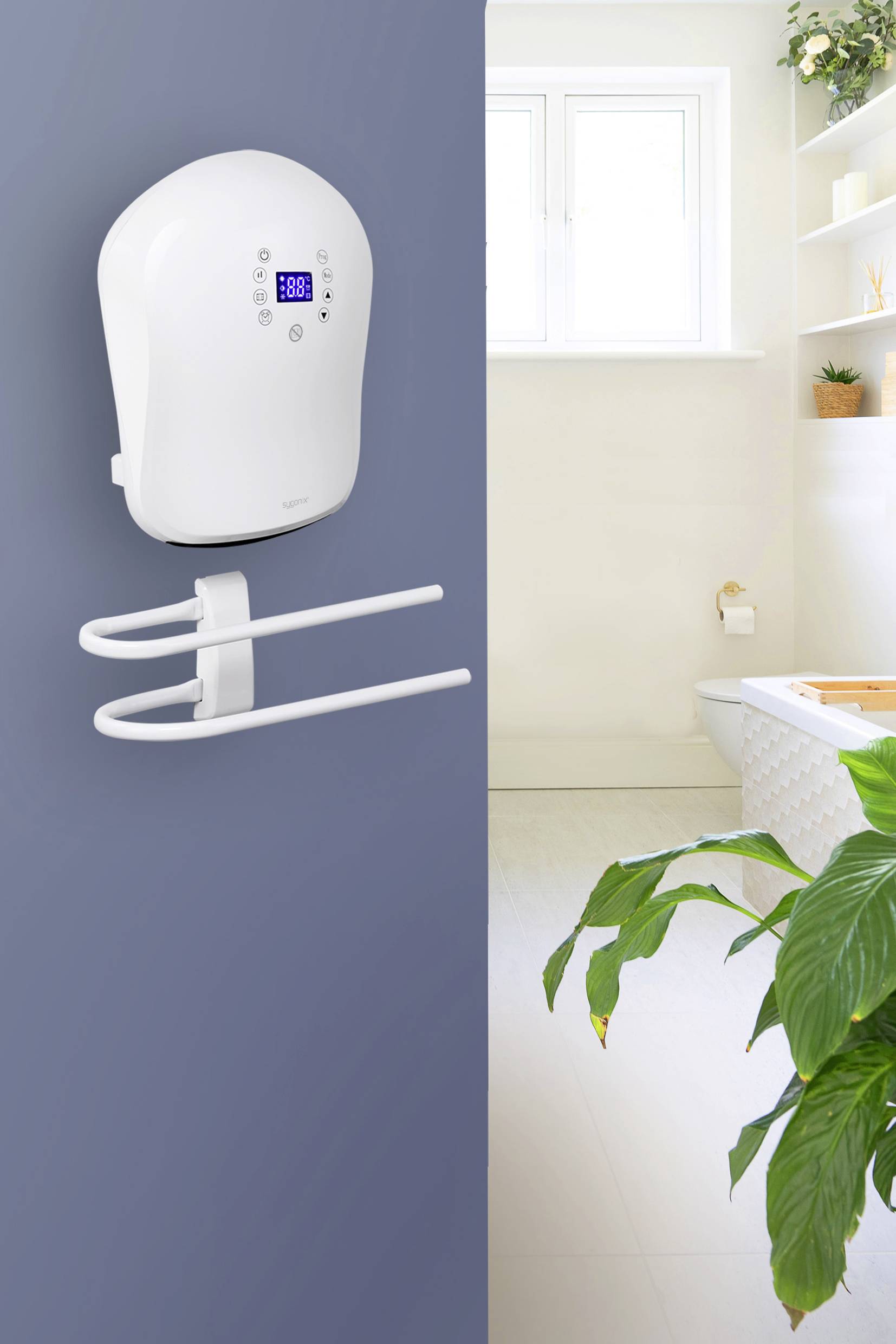 Un sèche-serviettes électrique blanc est accroché à un mur bleu dans une salle de bain aux carrelages clairs et aux plantes vertes.