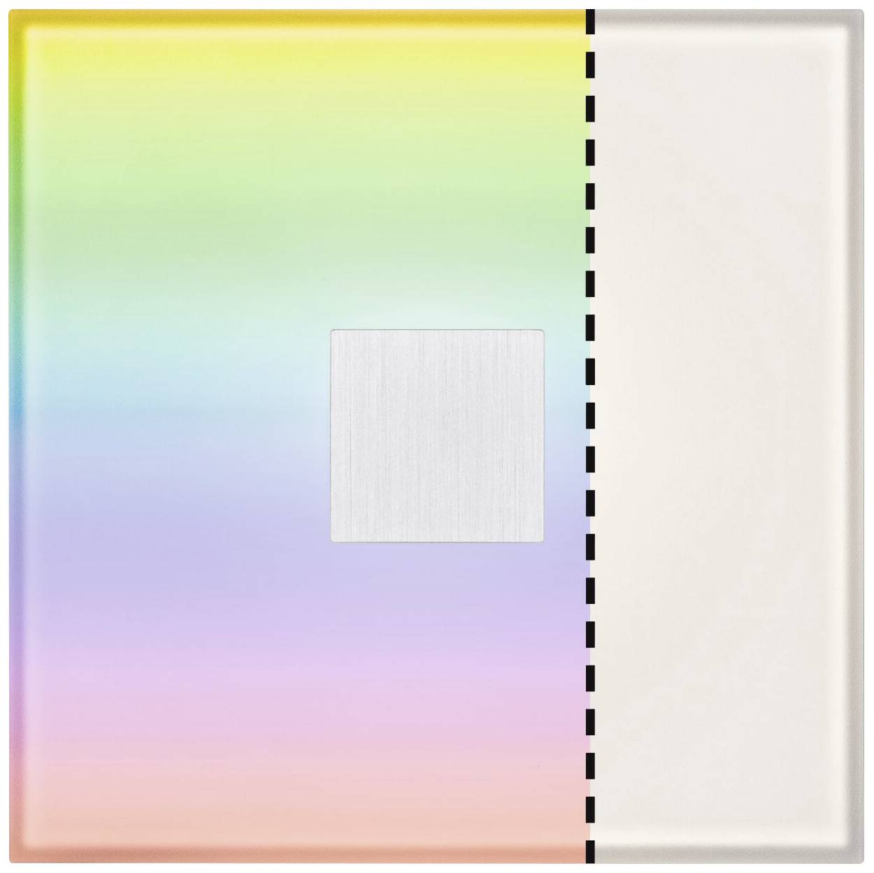 Un interrupteur carré à surface réfléchissante aux couleurs arc-en-ciel sur le côté gauche et de couleur blanche uniforme sur le côté droit.