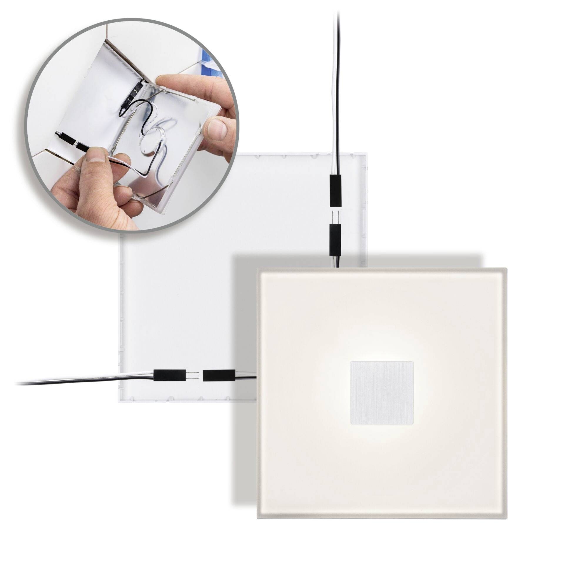 Une lampe LED carrée avec connexion de câble visible. Dans le détail circulaire en haut à gauche, une main montre le câblage de la lampe.