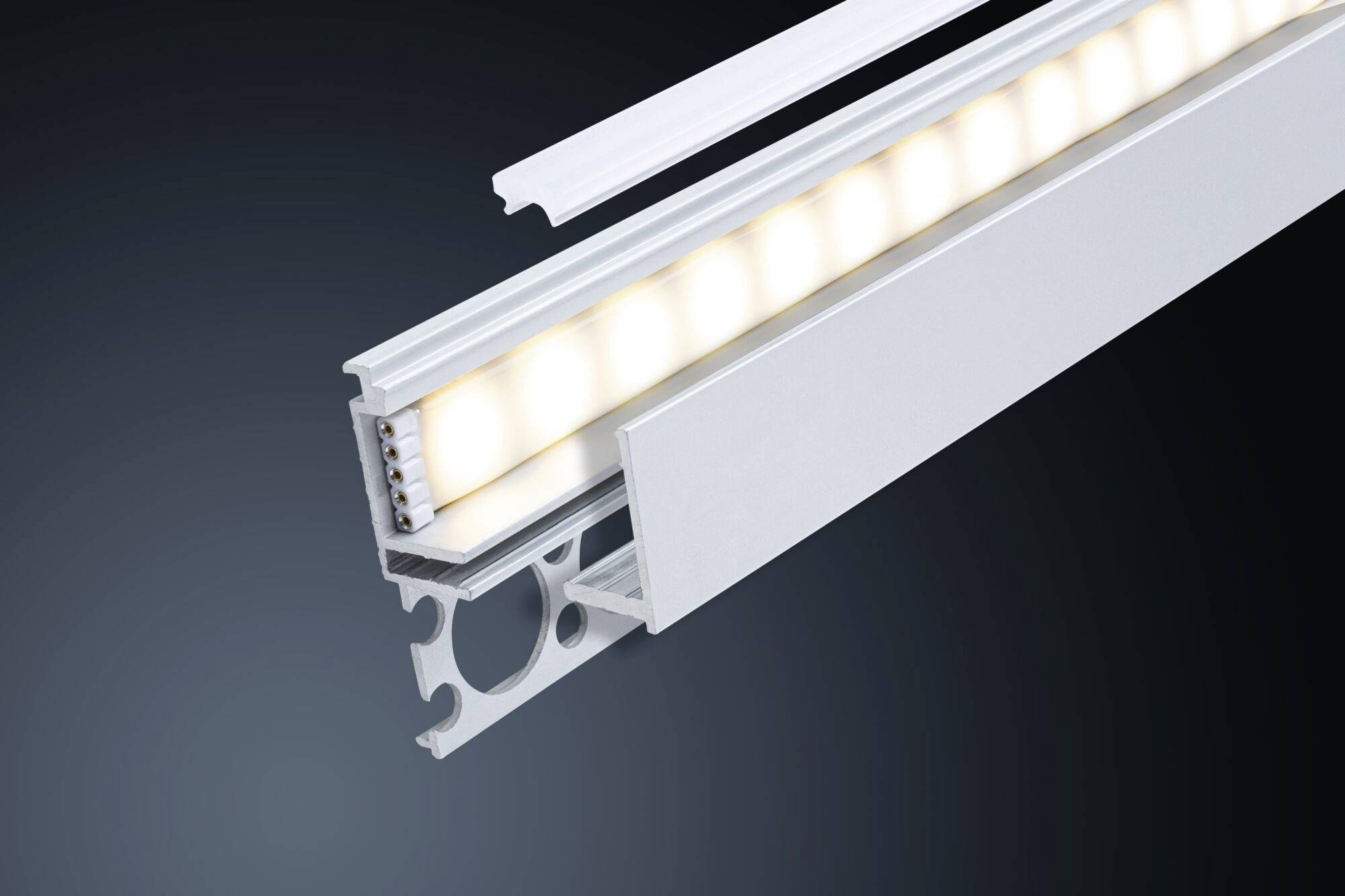 Profilé en aluminium LED avec couvercle diffusant, sur fond sombre. Adapté pour l'éclairage indirect, recommandé pour une utilisation en intérieur.