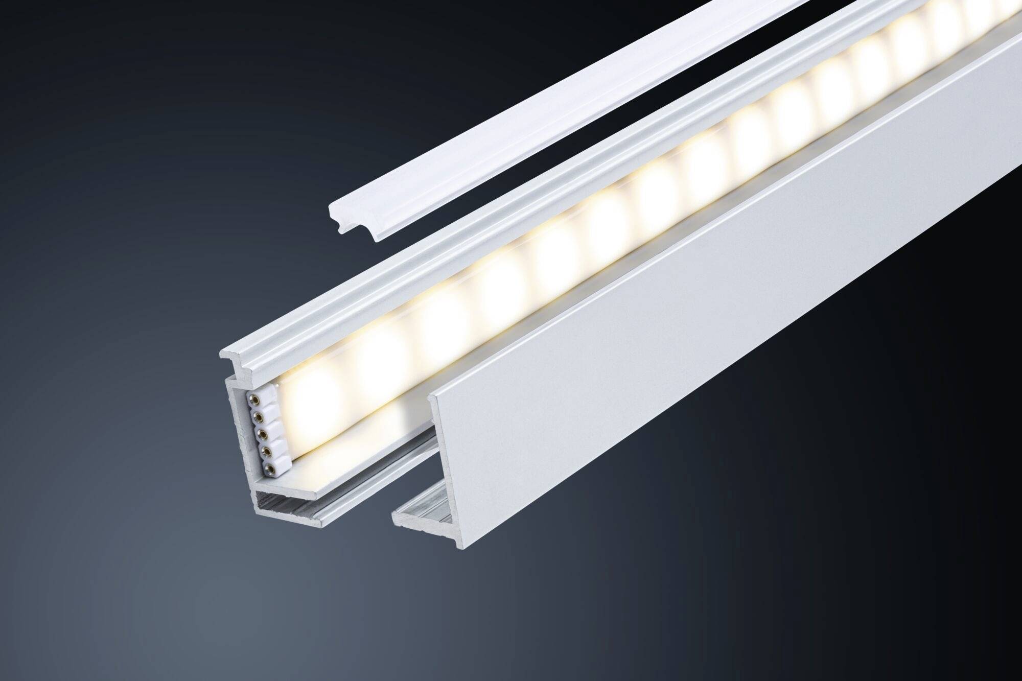 Luminaire encastré avec bande LED illuminée dans un boîtier en aluminium, ouvert sur la gauche, révélant la technologie LED à l'intérieur.