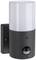 Applique murale extérieure noire avec abat-jour blanc et détecteur de mouvement intégré, adaptée à une installation sur un mur de maison.