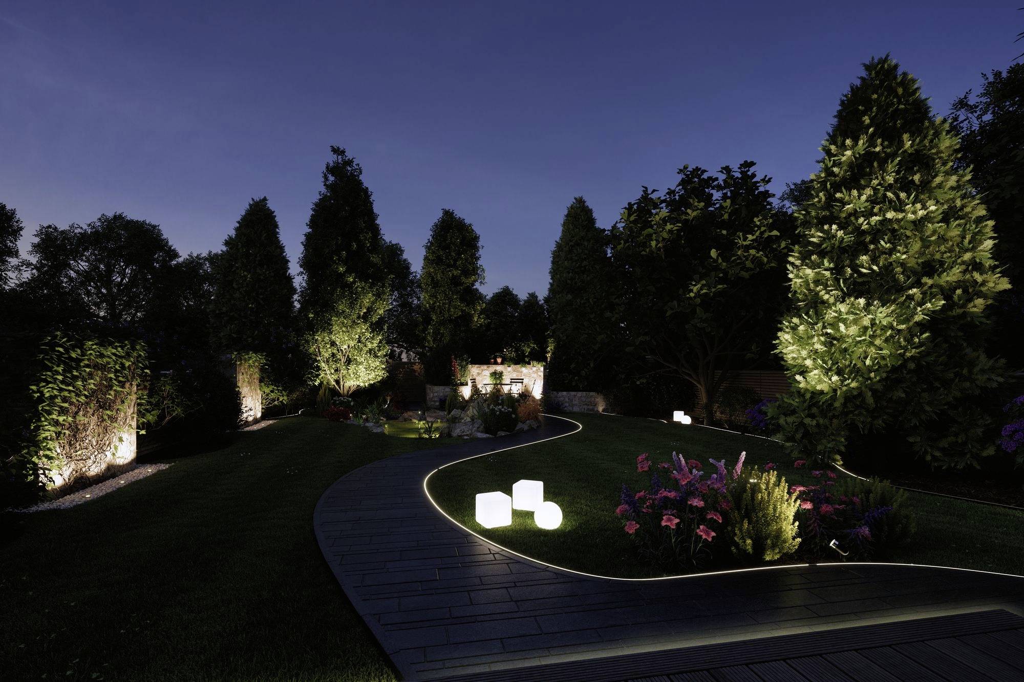 Jardin de nuit avec des chemins et des arbres illuminés, des cubes lumineux le long du sentier, entourés de plantes et de fleurs.
