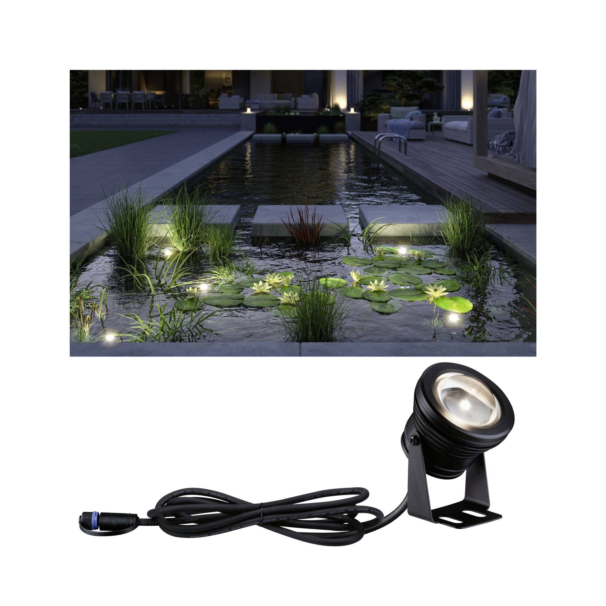 Un bassin de jardin illuminé la nuit avec des nénuphars et des herbes, au-dessus duquel est représentée une applique LED extérieure noire avec son câble.