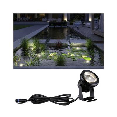 Un bassin de jardin illuminé la nuit avec des nénuphars et des herbes, au-dessus duquel est représentée une applique LED extérieure noire avec son câble.