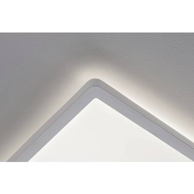 Un coin d'une pièce avec un luminaire triangulaire au plafond, diffusant une lumière douce et diffuse.