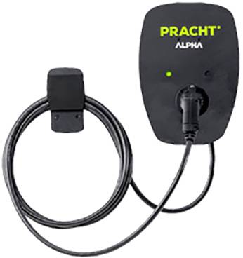 Une borne de recharge noire portant l'inscription 'Pracht Alpha', avec un voyant vert indiquant qu'elle est prête à fonctionner. Un câble est branché.