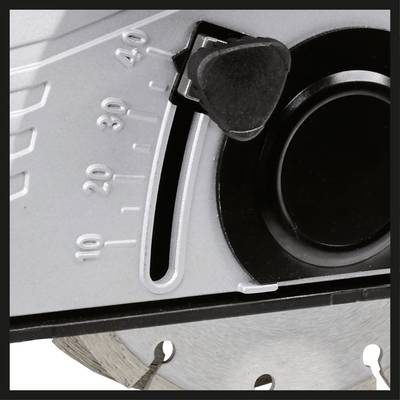 Gros plan sur le bouton de réglage d'une scie circulaire avec une échelle de 0 à 45 degrés, montrant un mécanisme de pivotement pour l'ajustement de la coupe.