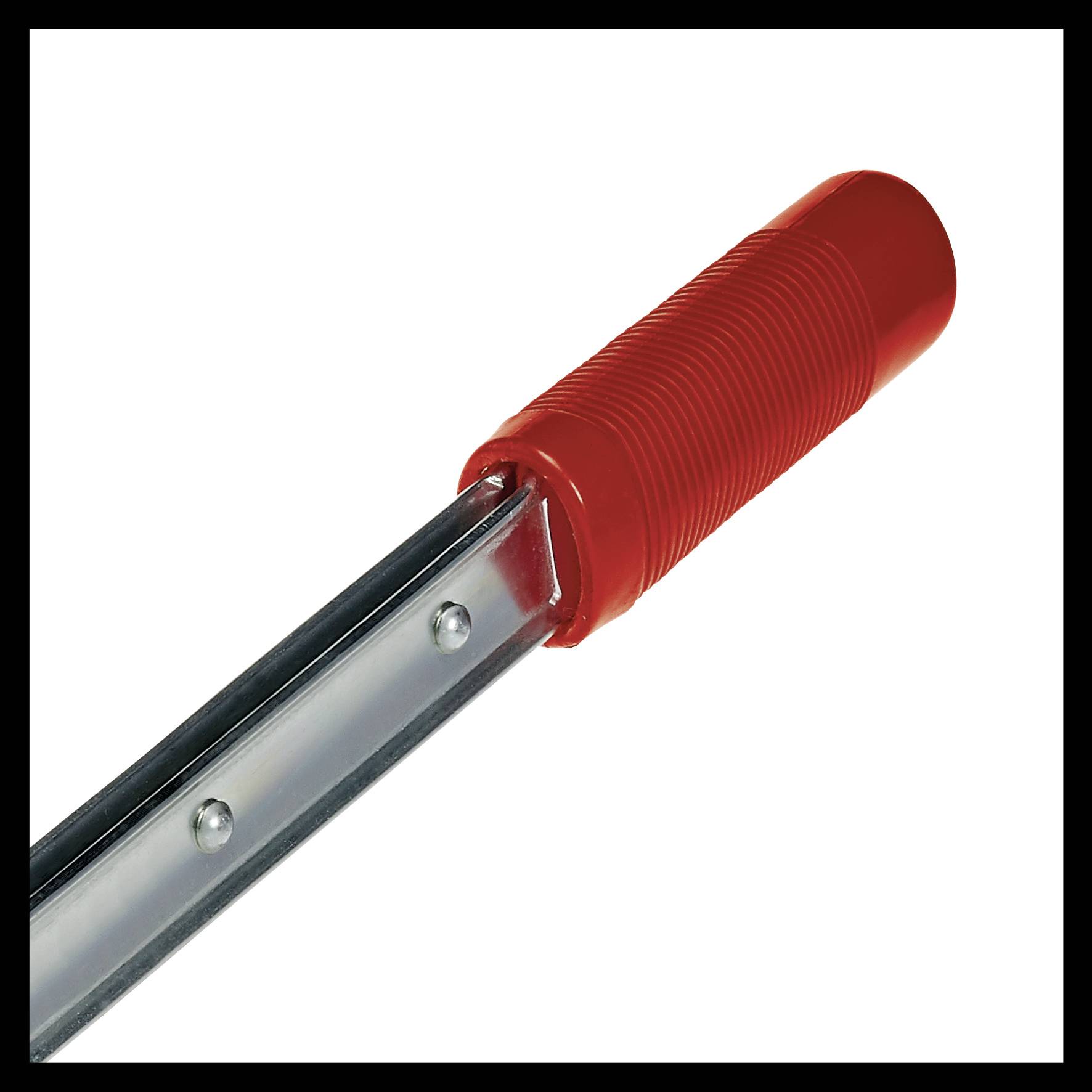 Poignée rouge avec surface rainurée sur une longue tige métallique.