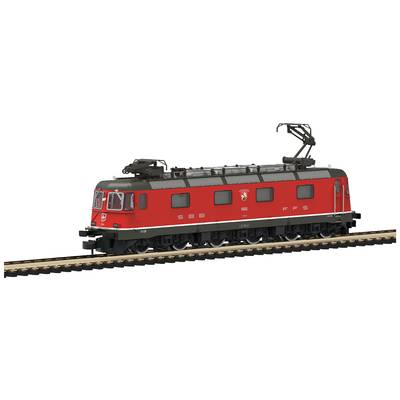 Locomotive modèle rouge des CFF tirant dix wagons de conteneurs sur un rail légèrement en pente dans un modélisme ferroviaire.