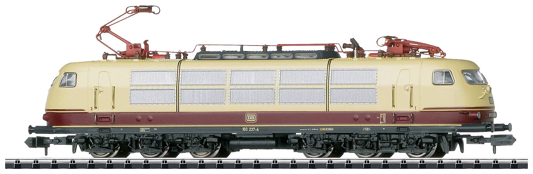 Une locomotive électrique beige et rouge est stationnée sur une section de voie ferrée. Elle présente un design distinctif avec des grilles de fenêtres et des pantographes.