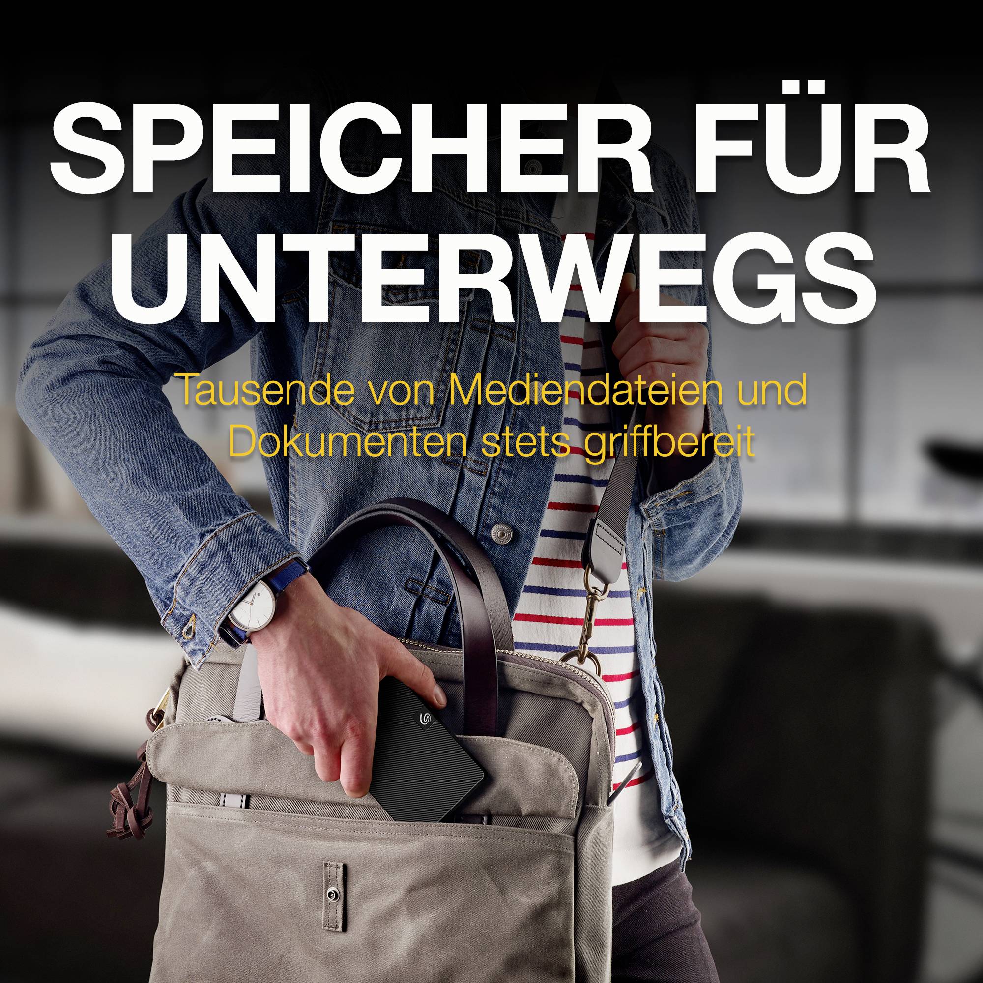 Une personne sort un smartphone d'un sac, accompagné du texte 'Stockage nomade. Des milliers de fichiers multimédias et de documents toujours à portée de main'.