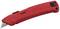 Un couteau universel rouge avec un curseur noir pour régler la hauteur de la lame. Il présente un design ergonomique pour une prise en main facile.