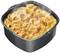 Un gratin de pommes de terre fumant avec une croûte dorée dans un plat à gratin noir.
