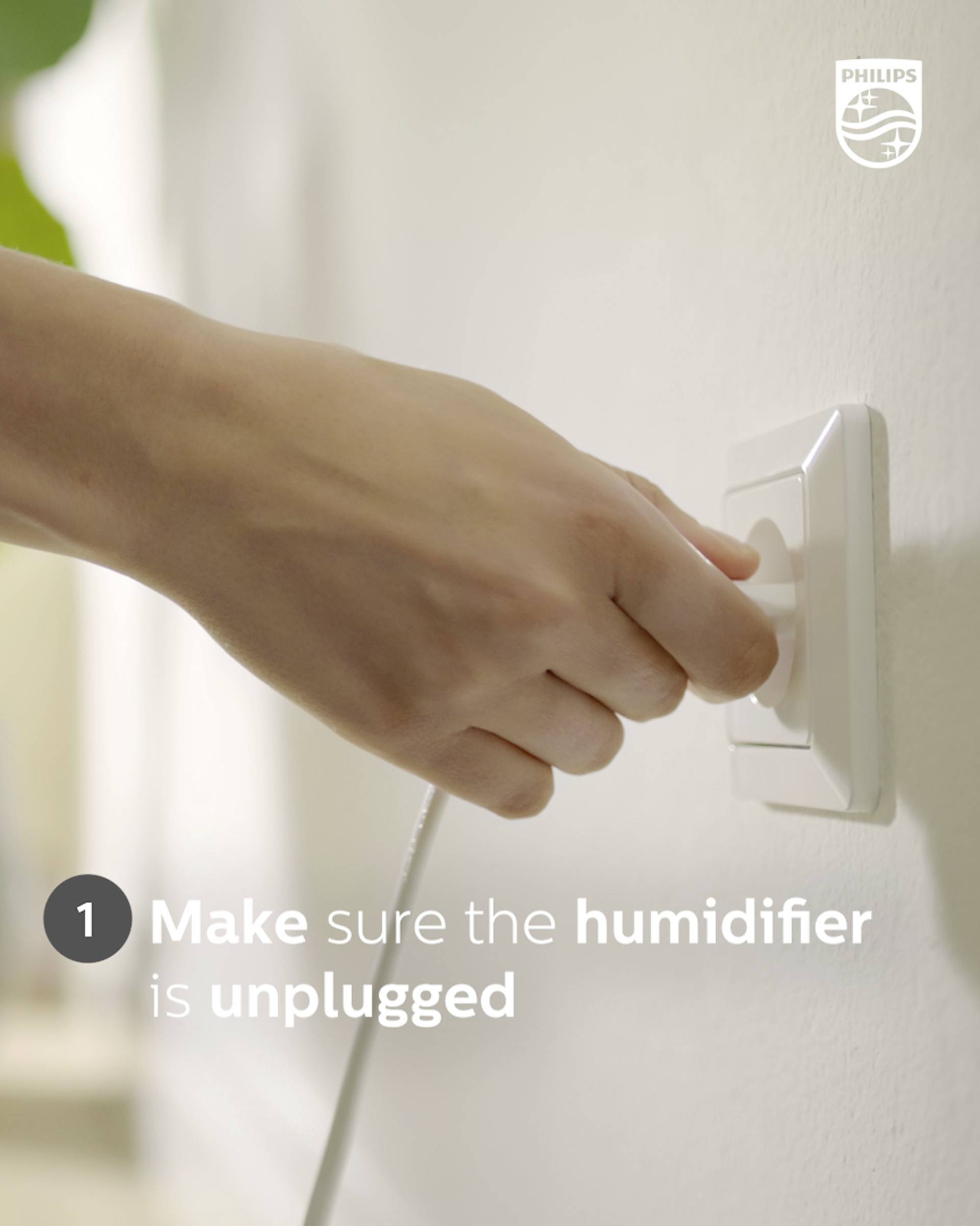 La main débranche un humidificateur de la prise murale. À côté de l'image, il est écrit : « Assurez-vous que l'humidificateur est débranché ».