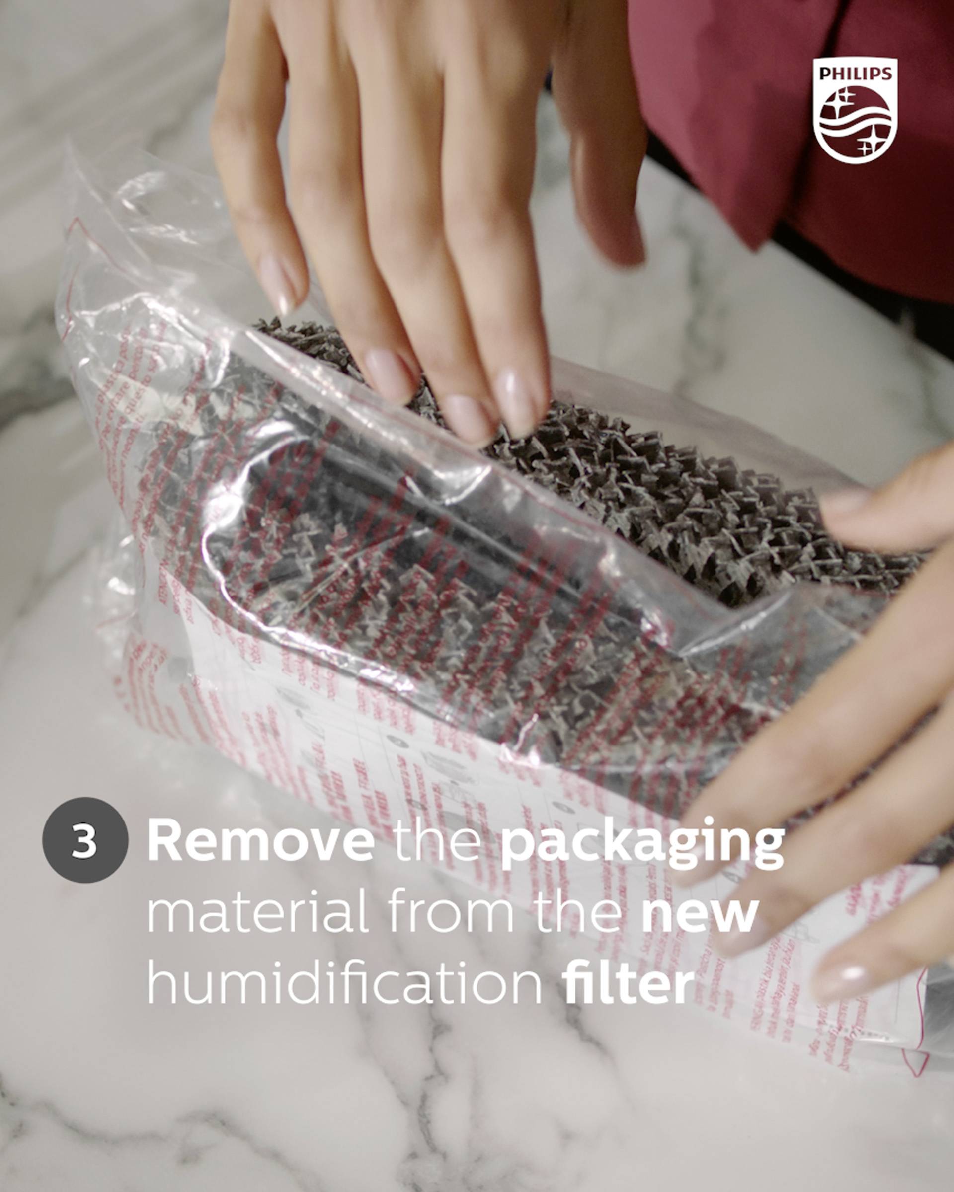 Retirez l'emballage du nouveau filtre d'humidificateur d'air est écrit sur un emballage ouvert par des mains. Logo Philips en haut à droite.