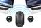 Une souris noire sans fil se connecte aux signaux sans fil de deux ordinateurs portables. Des symboles indiquent le basculement entre les appareils.