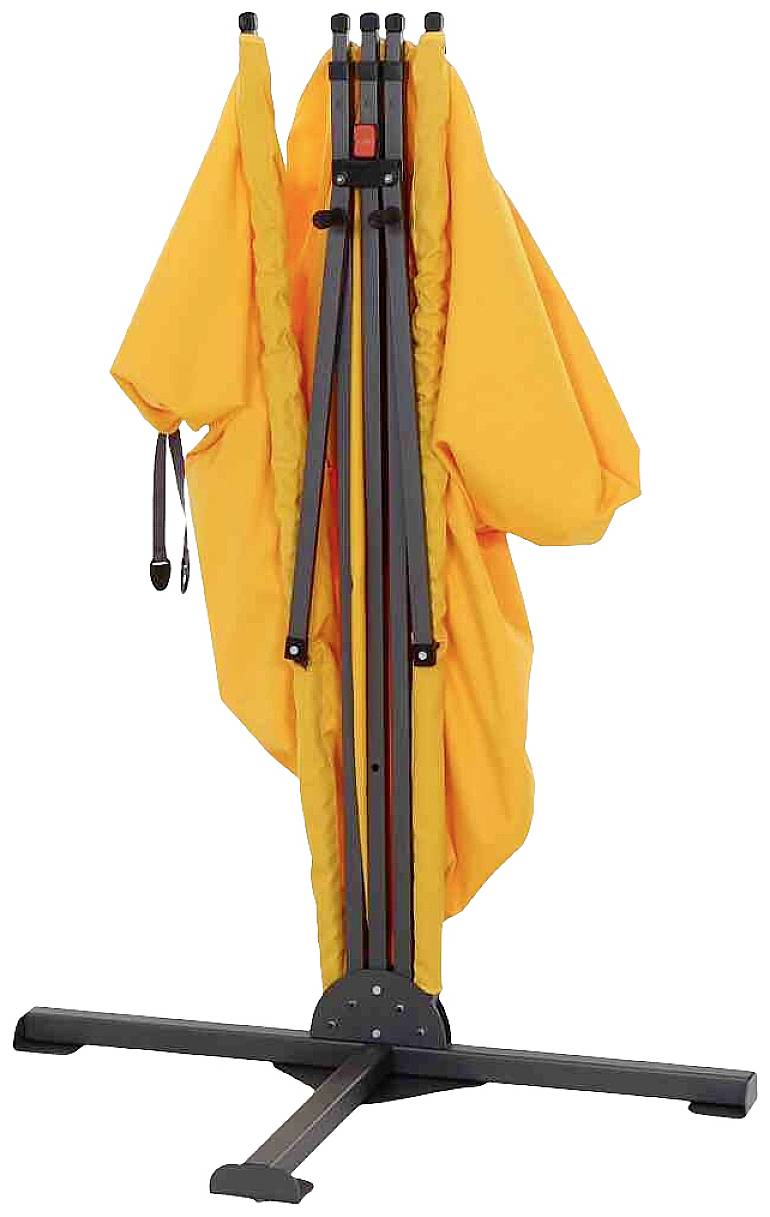 Un parapluie plié de couleur orange est posé sur un support noir.