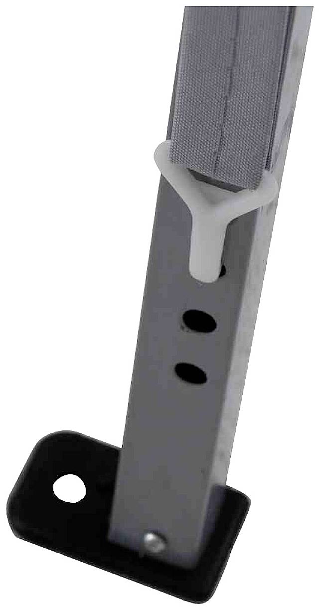 Une tige métallique grise percée de plusieurs trous, avec une fixation grise, est fixée sur un support noir.