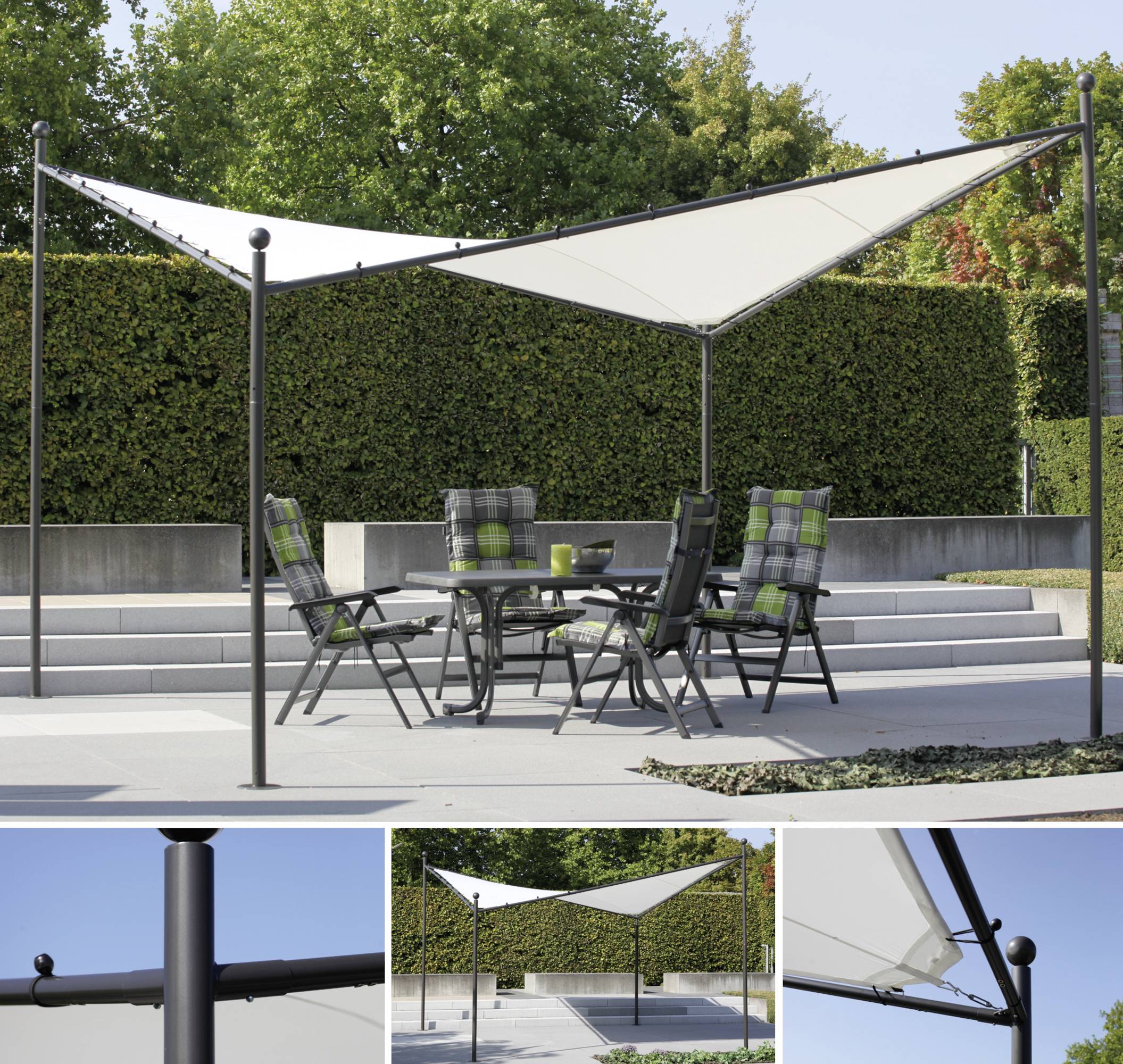 Terrasse avec table et chaises rembourrées sous une voile d'ombrage blanche devant une haie verte. Comprend des détails rapprochés de la voile.