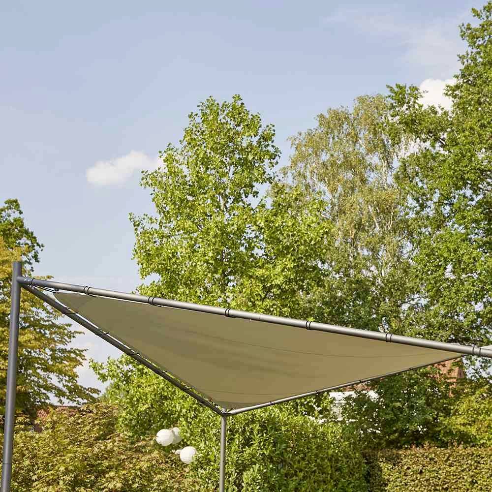 Une voile triangulaire ombrage un espace pour procurer de l'ombre. En arrière-plan, on aperçoit des arbres et un ciel dégagé.