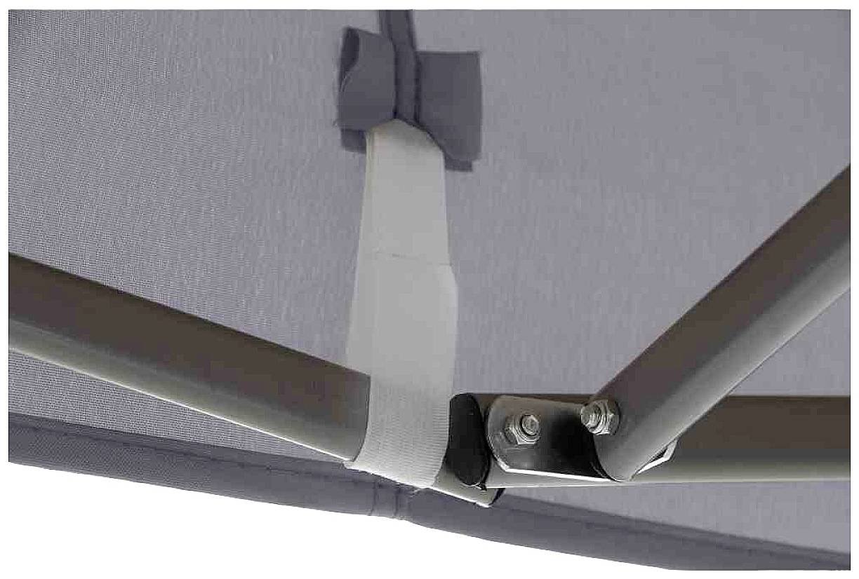 Gros plan d'un parapluie gris avec une armature métallique et une fixation en tissu, montrant en détail les éléments de connexion.