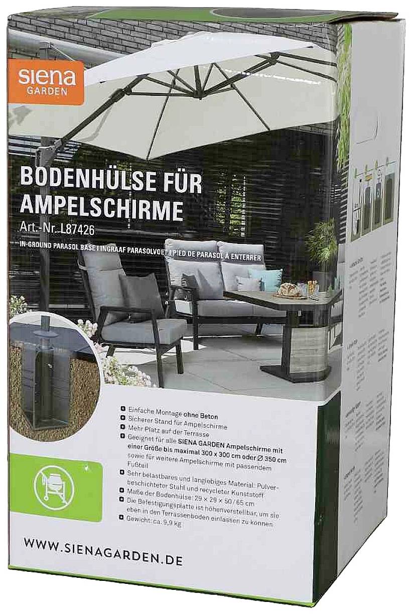 Douille de sol pour parasols de Siena Garden, illustrée avec un parasol installé et des meubles de jardin. Numéro d'article L87426.