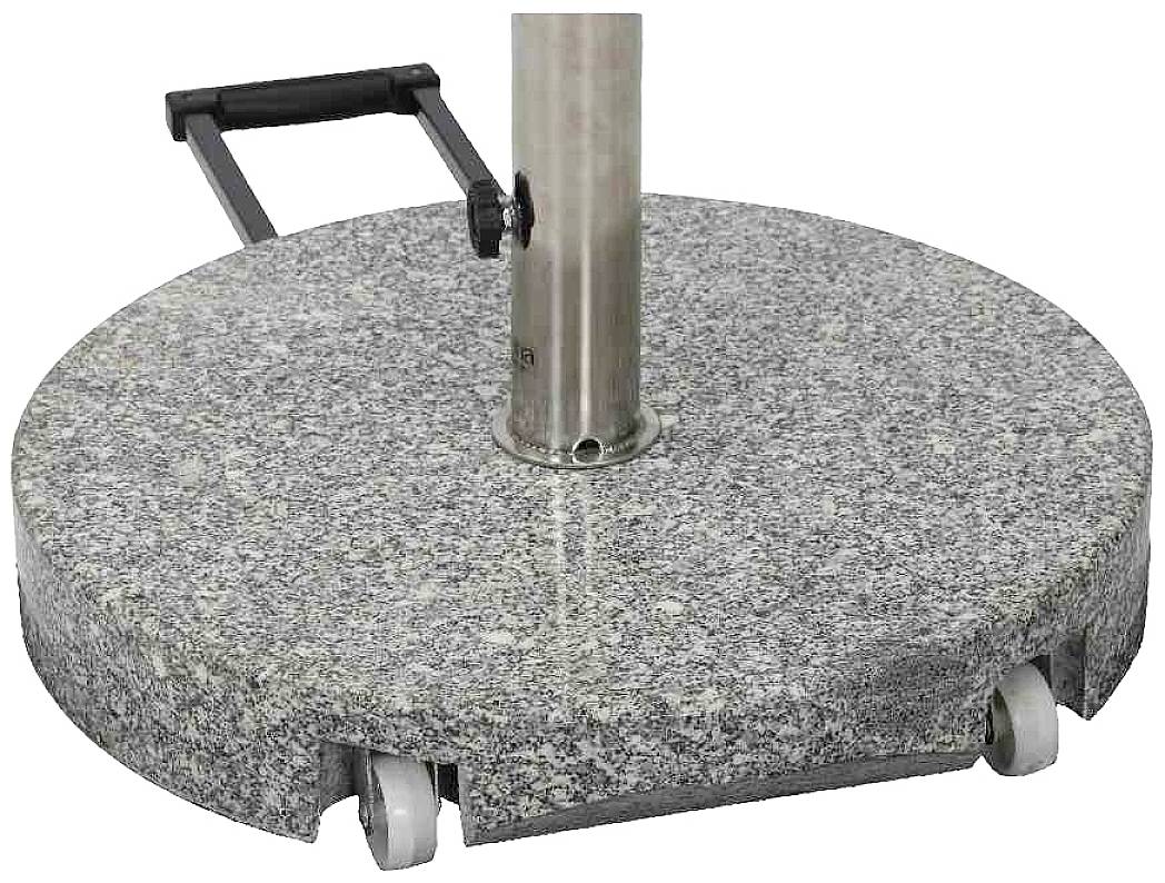 Un support de parasol rond en granit gris, équipé de roulettes et d'une poignée pour un déplacement facile.