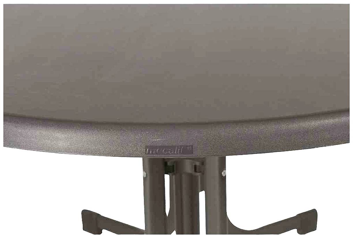 Une table ronde, brune, avec des pieds robustes. Adaptée pour un usage intérieur ou extérieur. Idéale pour des réunions modestes.