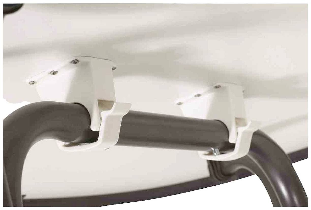 Un tube métallique est maintenu par deux supports blancs fixés à une surface lisse et arrondie.