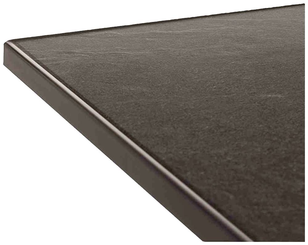 Gros plan sur un plateau de table rectangulaire à surface sombre et lisse, avec des angles arrondis.