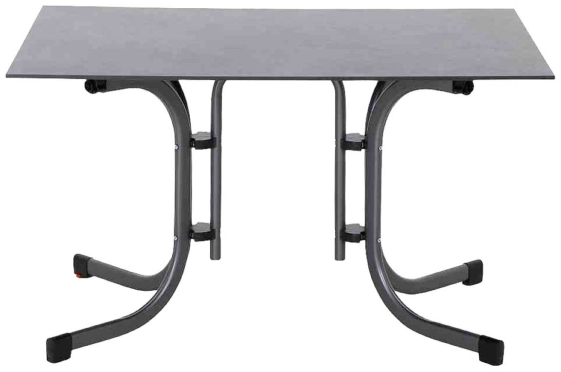 Un bureau rectangulaire avec un plateau noir et plat, reposant sur des pieds métalliques incurvés, placé sur une surface blanche.