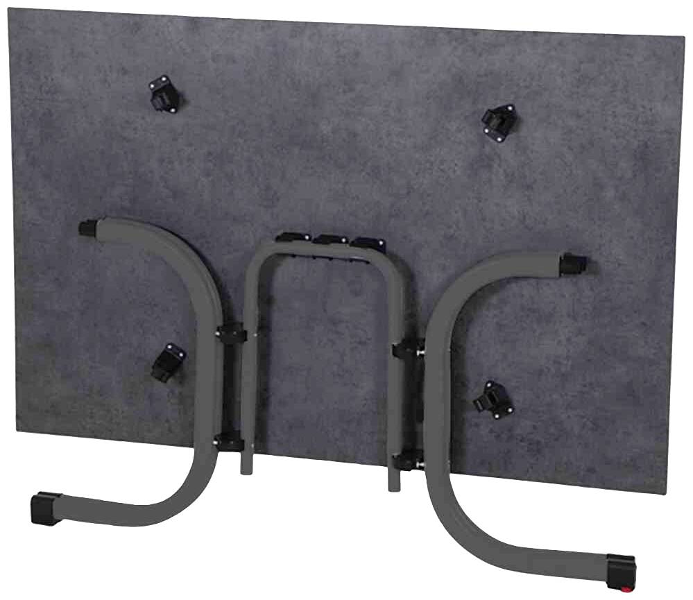Vue arrière d'un téléviseur avec support mural, montrant les éléments de fixation et les supports métalliques incurvés sur un fond sombre.