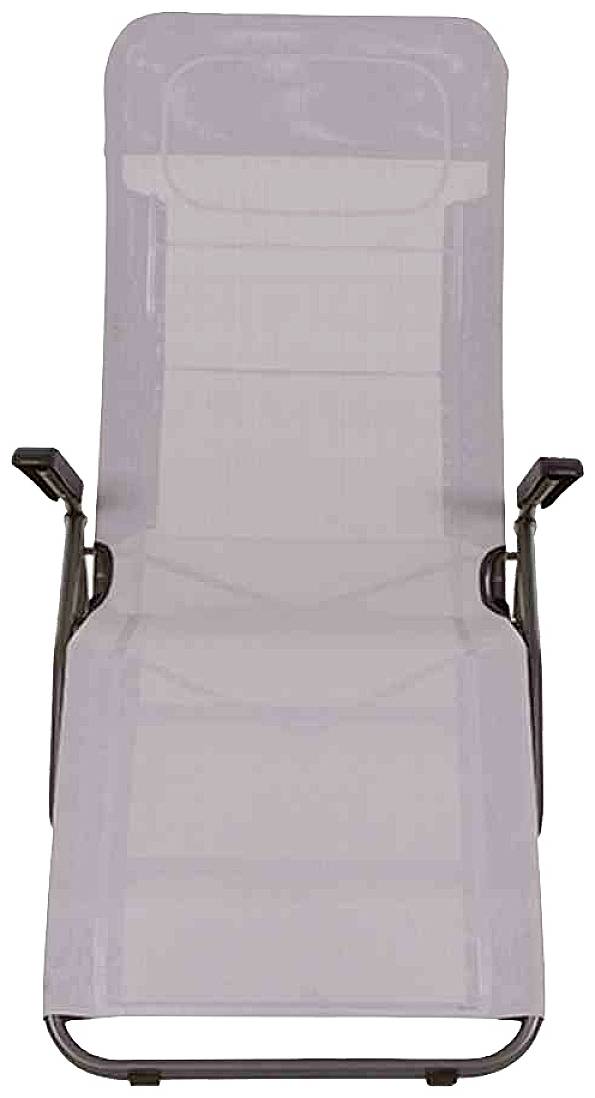 Un transat gris avec accoudoirs et un cadre en métal, adapté pour l'extérieur, sur une surface de fond blanche.