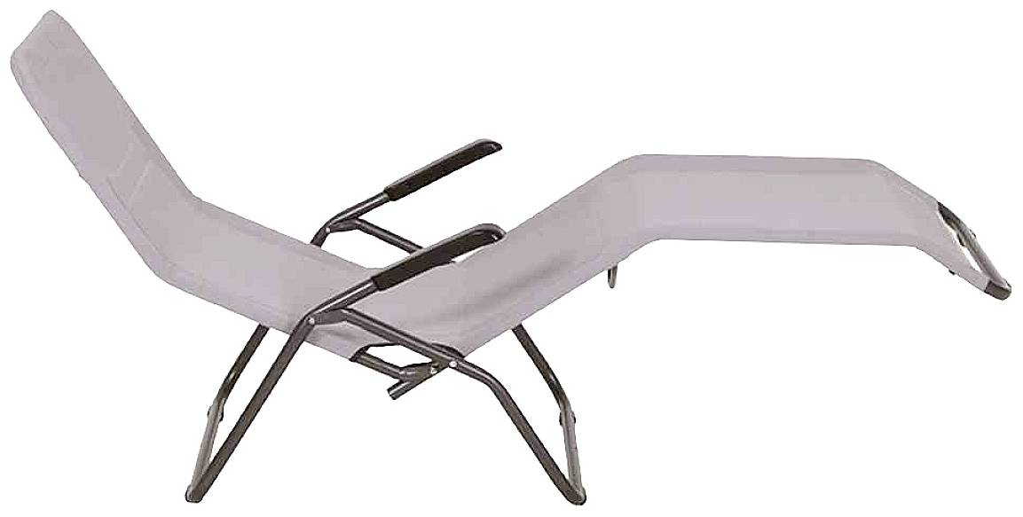 Un transat pliable avec un cadre en métal et une housse en tissu beige, adapté pour une utilisation sur terrasse ou dans un jardin.