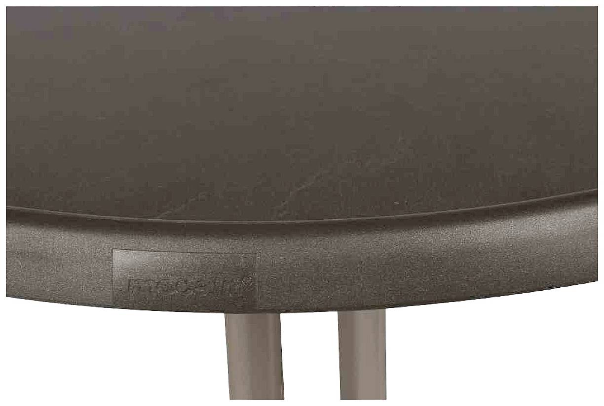 Table ronde à surface brune, reposant sur deux pieds beiges ; un petit logo dans un coin.