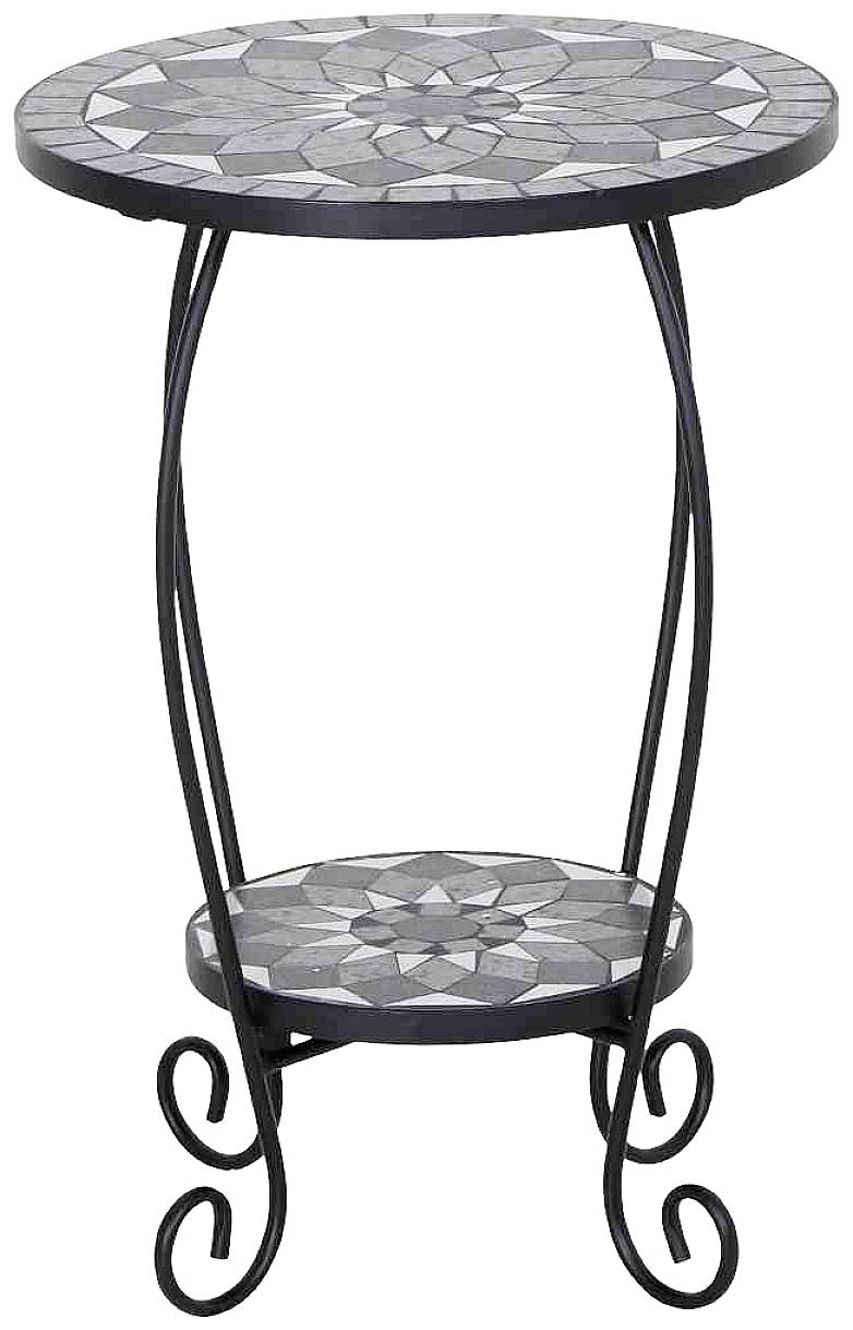Une table d'appoint ronde avec un motif en mosaïque sur le plateau et l'étagère inférieure, reposant sur des pieds en métal noir artistiquement travaillés.
