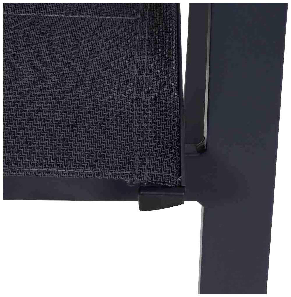 Vue détaillée d'une partie d'une chaise avec un tissu en maille noir et un cadre métallique.