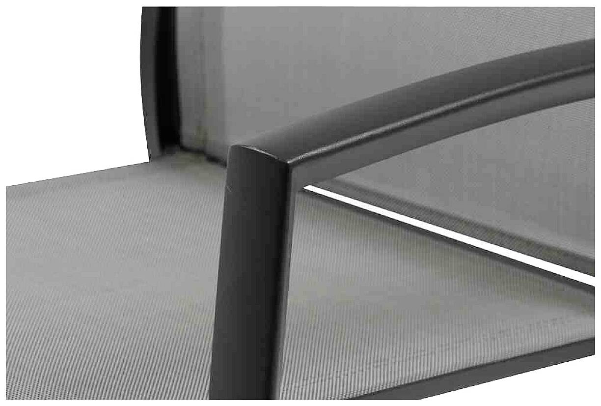 Gros plan sur une chaise moderne avec un cadre d'accoudoirs incurvé de couleur sombre et un revêtement en tissu gris.