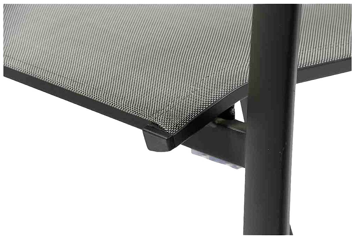 Chaise avec un cadre en métal noir et un assise grise à maille serrée. La photo montre un gros plan de la construction.