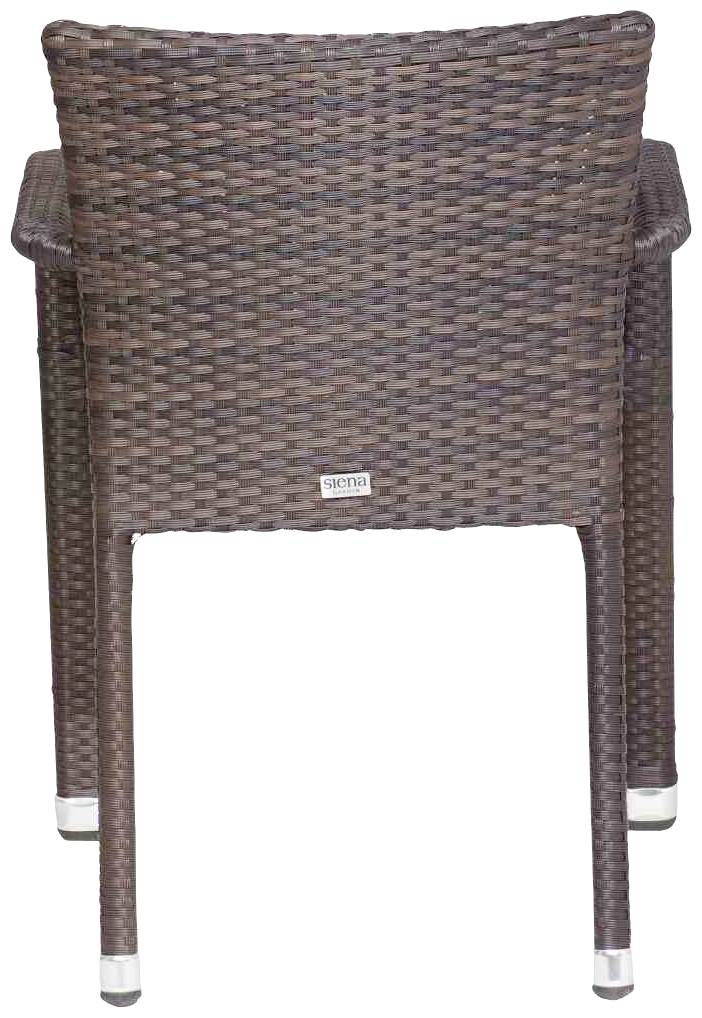 Une chaise marron en matière tressée, vue de dos. La chaise a quatre pieds et pas d'accoudoirs, adaptée à un usage extérieur.