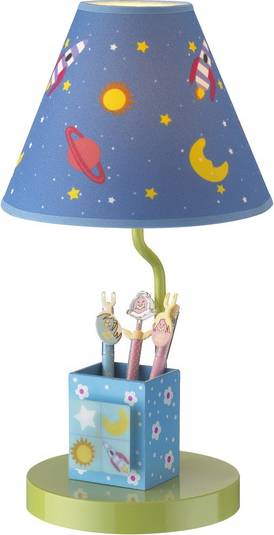 Une lampe de table avec un abat-jour bleu, décoré de motifs spatiaux tels que des fusées et des planètes. Le pied contient des crayons colorés.