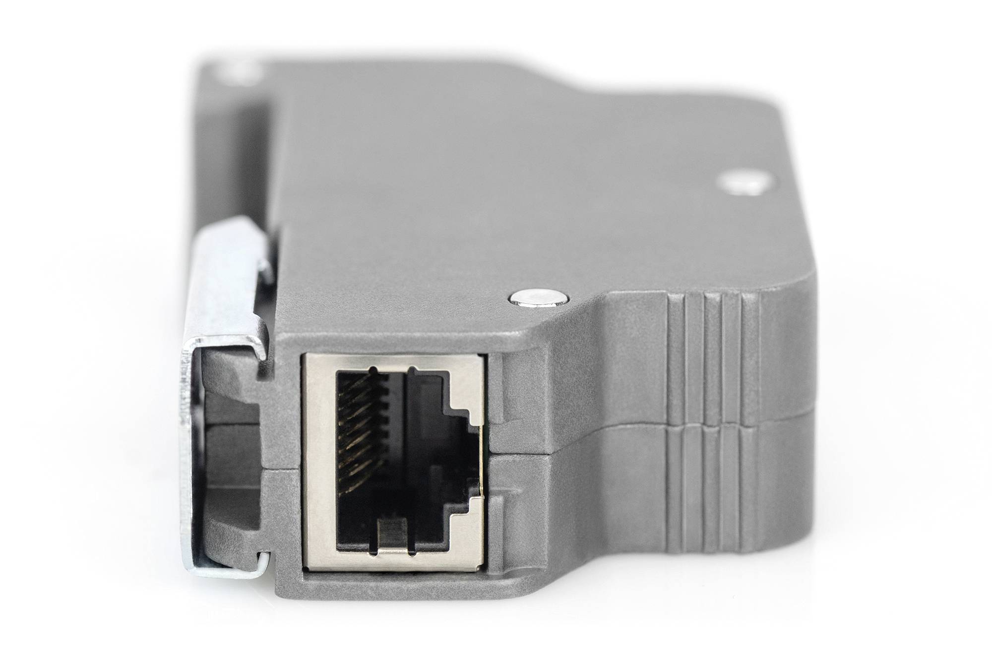 Un adaptateur gris avec une connexion Ethernet, photographié de côté. L'adaptateur présente des éléments métalliques et une structure rectangulaire.