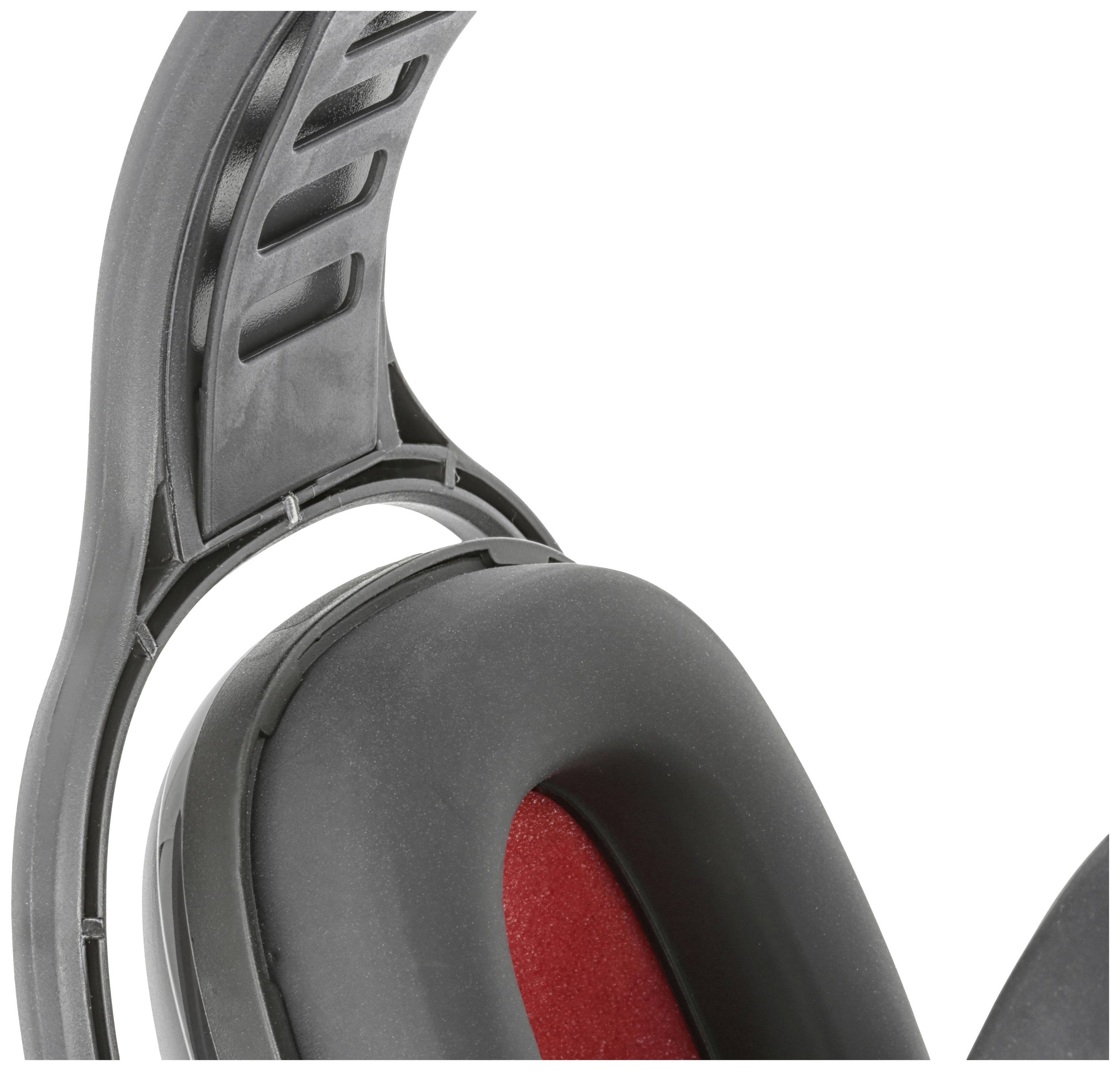 Gros plan sur le coussin d'oreille noir et rouge d'un casque audio circumaural, avec son support en plastique visible.