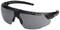 Des lunettes de protection noires avec des verres teintés et des protections latérales. Elles offrent une protection robuste pour les yeux lors de travaux ou de pratiques sportives.