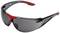 Lunettes de protection avec verres gris foncé et détails rouges, adaptées pour une utilisation en laboratoire ou dans des activités artisanales.