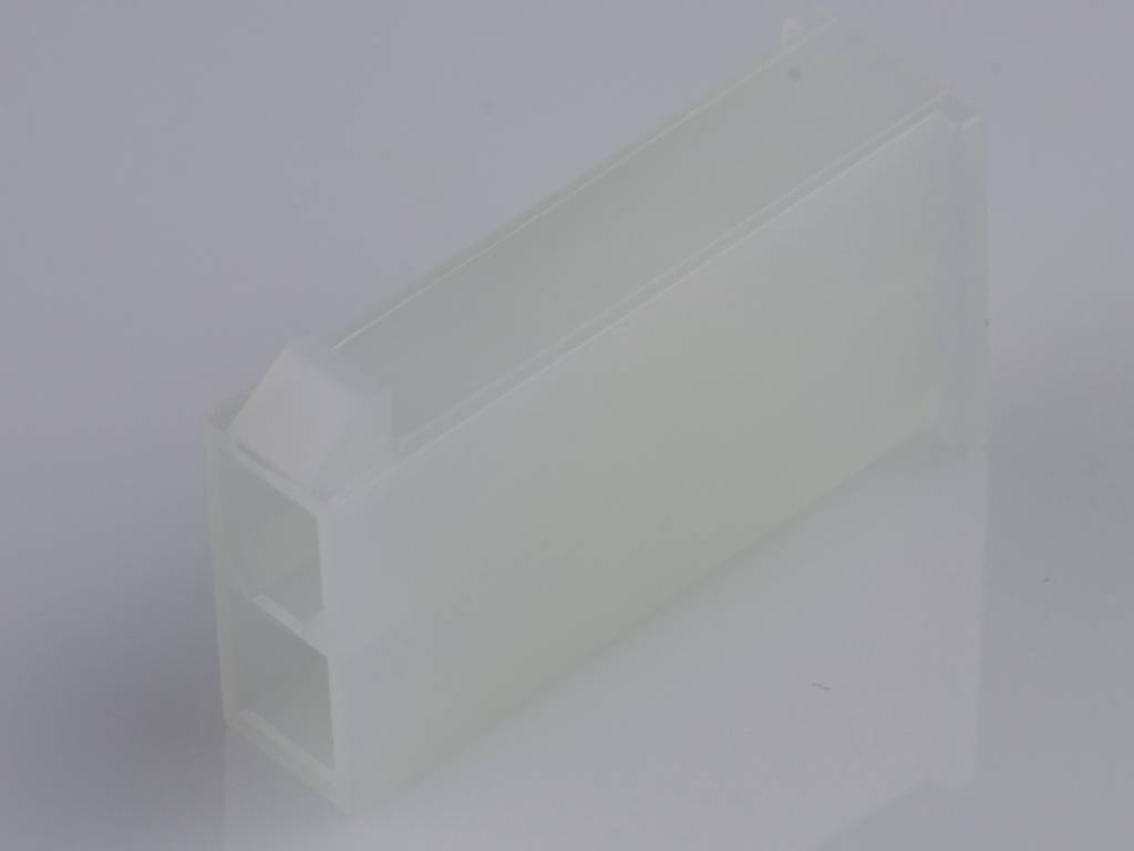 Cuvette en plastique sur un fond blanc, typiquement utilisée dans les laboratoires pour les analyses de liquides.