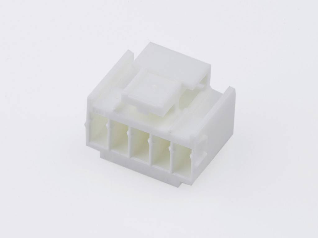 Une prise électrique blanche, rectangulaire, avec cinq ouvertures, probablement destinée aux connexions de câbles dans un appareil électronique.