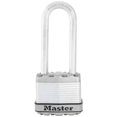 Un cadenas en métal argenté portant l'inscription 'Master' en bas. Il possède un long arceau et semble robuste et sécurisé.