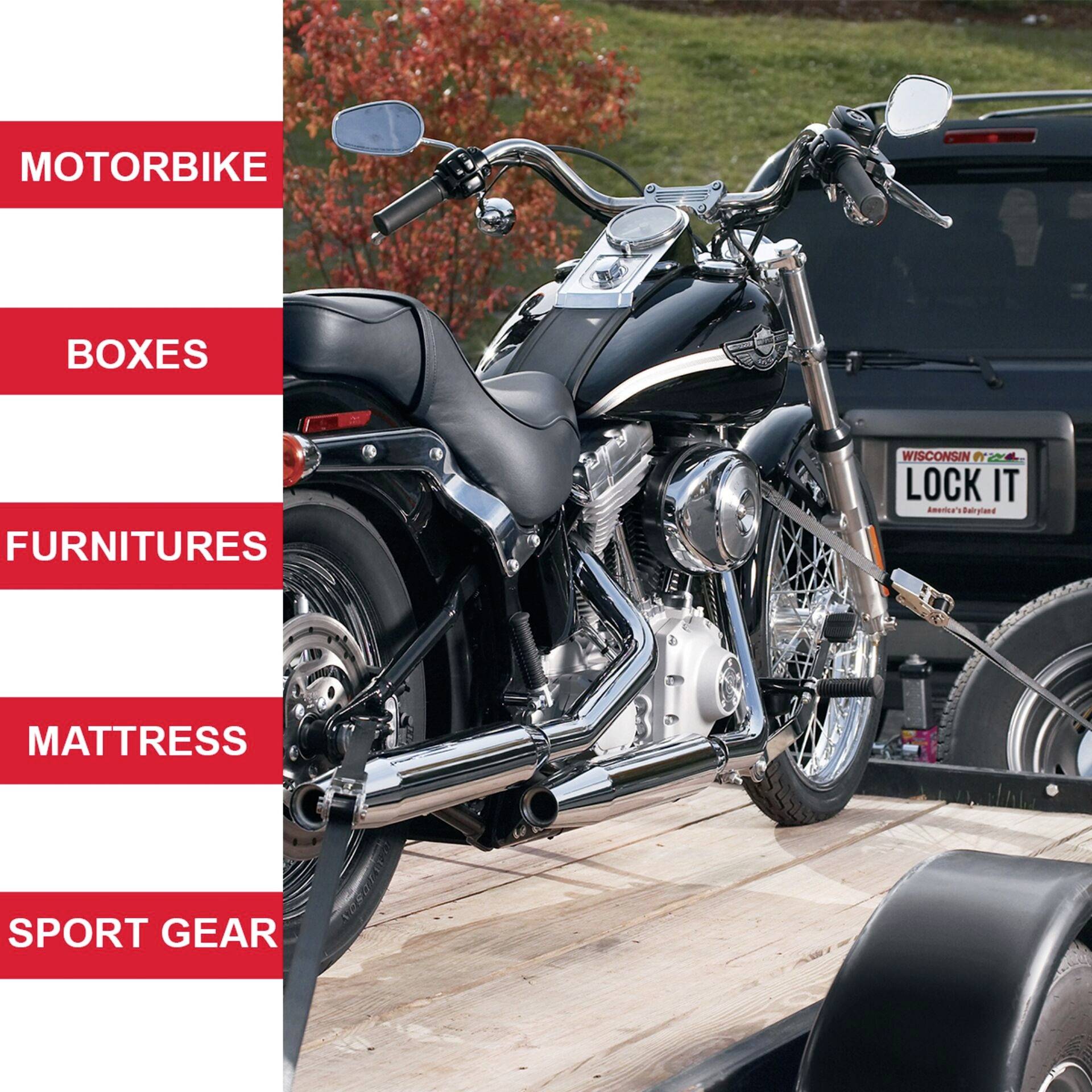 Une moto et d'autres objets sur une remorque. Une plaque d'immatriculation affiche 'LOCK IT'. Environnement avec des arbres automnaux.